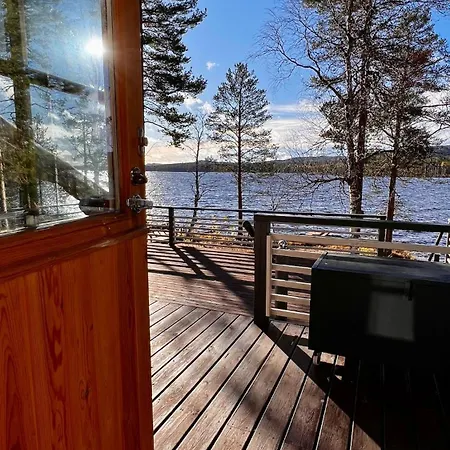Cozy Arctic Lakeside With Private Sauna 佩洛