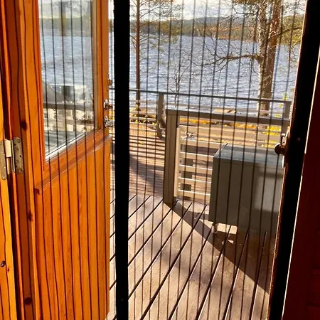 Cozy Arctic Lakeside With Private Sauna 度假居 *