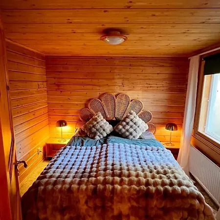 Cozy Arctic Lakeside With Private Sauna 펜션